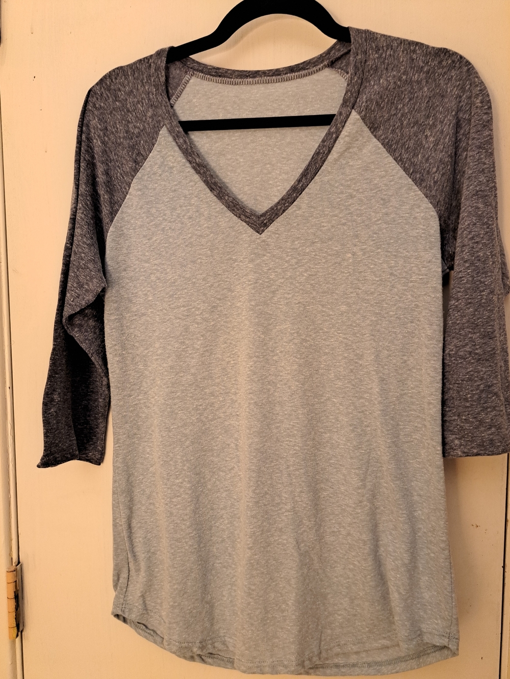 Women’s V-Neck Raglan 3/4 quarter Sleeve Tee - Light Gray/light blue